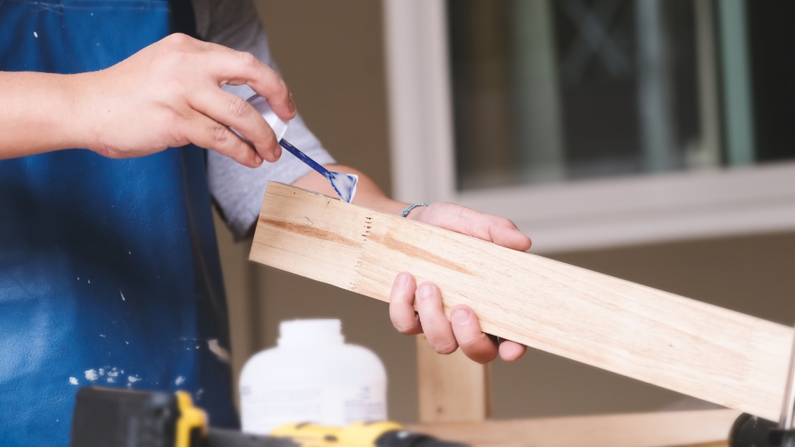 Comment bien choisir sa colle à bois professionnelle ?